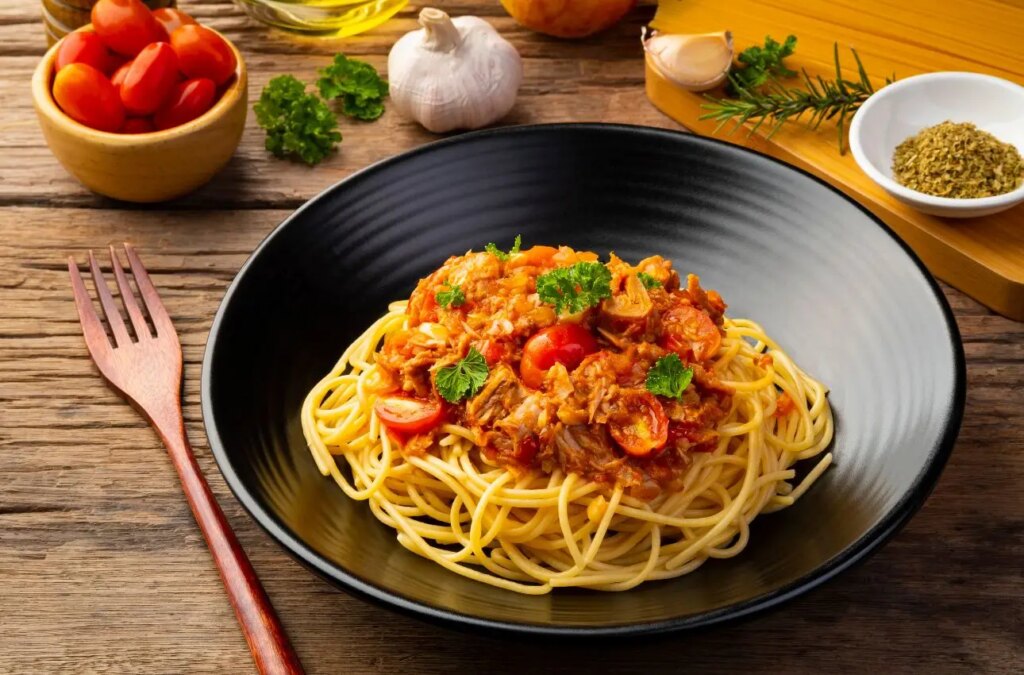 Come cucinare gli spaghetti al tonno: ecco la ricetta degli anni 90